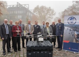Norddeutsches Kompetenzcluster stärkt integrierte Drohnenabwehr im Norden Gruppenfoto der Innenministerinnen und -minister sowie -senatoren mit den Kommandeuren der fünf Landeskommandos