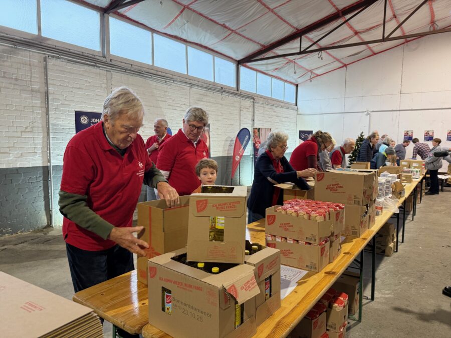 start der johanniter-weihnachtstrucker: erste 136 hilfspakete für die ukraine gepackt gemeinschaftliche packaktion in hannover-hainholz mit mitgliedern der johanniter-hilfsgemeinschaft und mitarbeitenden der johanniter-unfall-hilfe.