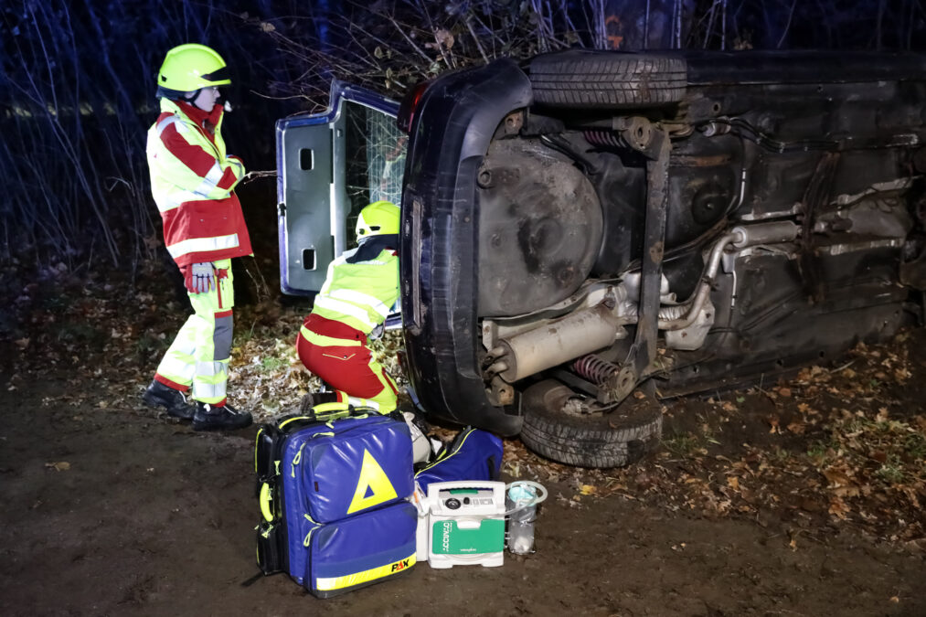 realistische feuerwehrübung in altwarmbüchen: verkehrsunfall mit eingeklemmter person realistische feuerwehrübung in altwarmbüchen: verkehrsunfall mit eingeklemmter person