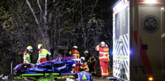 Realistische Feuerwehrübung in Altwarmbüchen: Verkehrsunfall mit eingeklemmter Person
