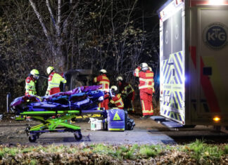 Realistische Feuerwehrübung in Altwarmbüchen: Verkehrsunfall mit eingeklemmter Person Realistische Feuerwehrübung in Altwarmbüchen: Verkehrsunfall mit eingeklemmter Person