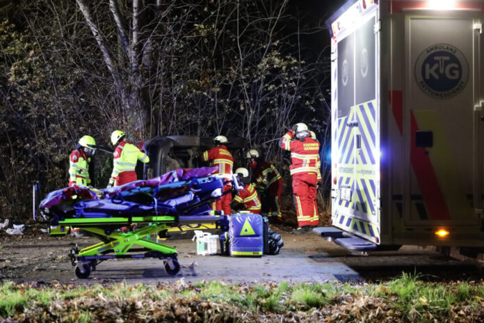 Realistische Feuerwehrübung in Altwarmbüchen Realistische Feuerwehrübung in Altwarmbüchen: Verkehrsunfall mit eingeklemmter Person
