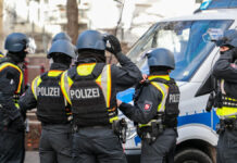 Polizei fasst zwei Tatverdächtige nach Bedrohung eines Mannes in Hannover Symbolbild: Bereitschaftspolizei / Polizei / Razzia.