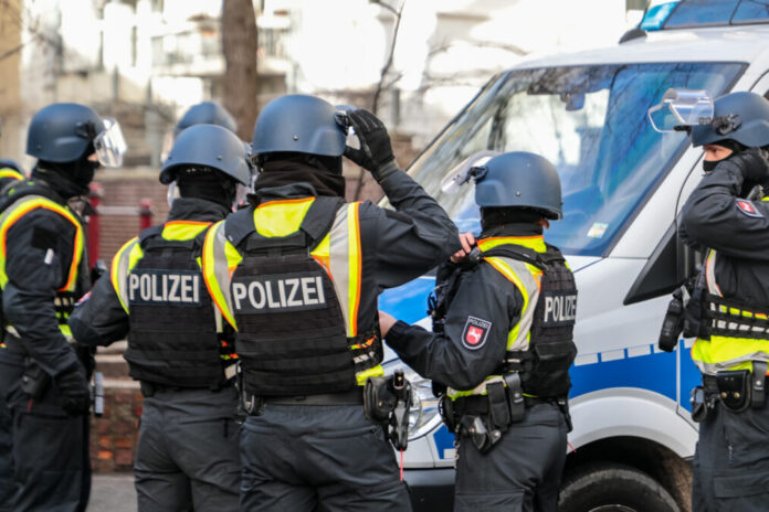 Symbolbild: Bereitschaftspolizei / Polizei / Razzia.
