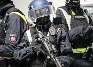 Polizei Hannover nimmt mutmaßlichen Täter nach Machetenangriff in Poggenhagen fest Symbolbild: Polizeieinsatz