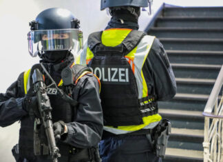 polizeieinsatz in hannovers calenberger neustadt nach hinweis auf bewaffnete person symbolbild: polizeieinsatz