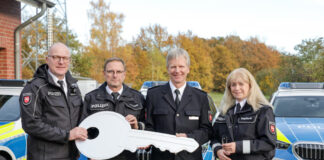 Übergabe neuer Streifenwagen an die Autobahnpolizei. v.l.n.r.: Polizeivizepräsident Stefan Sengel, Erster Polizeihauptkommissar Martin Neumann (Leiter des Einsatz- und Streifendienstes der Autobahnpolizei), Leitender Polizeidirektor Jens Künnmann (Leiter der Polizeiinspektion Besondere Dienste), Polizeihauptkommissarin Martina Engelhardt (Dezernentin für Mobilität und Fuhrparkmanagement) - © Carl-Marcus Müller / LGHNews