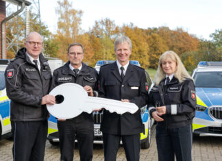 Drei neue Streifenwagen stärken Einsatzfähigkeit der Autobahnpolizei Hannover Übergabe neuer Streifenwagen an die Autobahnpolizei. v.l.n.r.: Polizeivizepräsident Stefan Sengel, Erster Polizeihauptkommissar Martin Neumann (Leiter des Einsatz- und Streifendienstes der Autobahnpolizei), Leitender Polizeidirektor Jens Künnmann (Leiter der Polizeiinspektion Besondere Dienste), Polizeihauptkommissarin Martina Engelhardt (Dezernentin für Mobilität und Fuhrparkmanagement) - © Carl-Marcus Müller / LGHNews