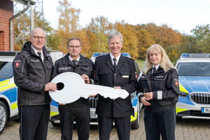 Übergabe neuer Streifenwagen an die Autobahnpolizei. v.l.n.r.: Polizeivizepräsident Stefan Sengel, Erster Polizeihauptkommissar Martin Neumann (Leiter des Einsatz- und Streifendienstes der Autobahnpolizei), Leitender Polizeidirektor Jens Künnmann (Leiter der Polizeiinspektion Besondere Dienste), Polizeihauptkommissarin Martina Engelhardt (Dezernentin für Mobilität und Fuhrparkmanagement) - © Carl-Marcus Müller / LGHNews