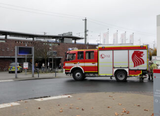 Feuerwehreinsatz am Bahnhof Langenhagen-Mitte: Ungeklärte Rauchentwicklung im Zug Feuerwehreinsatz - Straßburger Platz