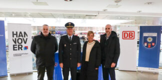 Sicherheitskooperation rund um den Hauptbahnhof wirkt. (vo.li.): Christian Huppertz, Leiter DB Sicherheit Nord; Michael Schuol, Präsident der Bundespolizeidirektion Hannover; Gwendolin von der Osten, Polizeipräsidentin der PD Hannover, Belit Onay, Oberbürgermeister von Hannover.