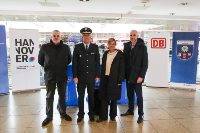 Sicherheitskooperation um den Hauptbahnhof Sicherheitskooperation rund um den Hauptbahnhof wirkt. (vo.li.): Christian Huppertz, Leiter DB Sicherheit Nord; Michael Schuol, Präsident der Bundespolizeidirektion Hannover; Gwendolin von der Osten, Polizeipräsidentin der PD Hannover, Belit Onay, Oberbürgermeister von Hannover.