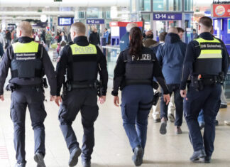 Sicher unterwegs in Hannover: Große Präventionsaktion vor dem Hauptbahnhof „Quattrostreife“ – bestehend aus Bundespolizei, Polizei, Ordnungsdienst der Stadt und DB Sicherheit.