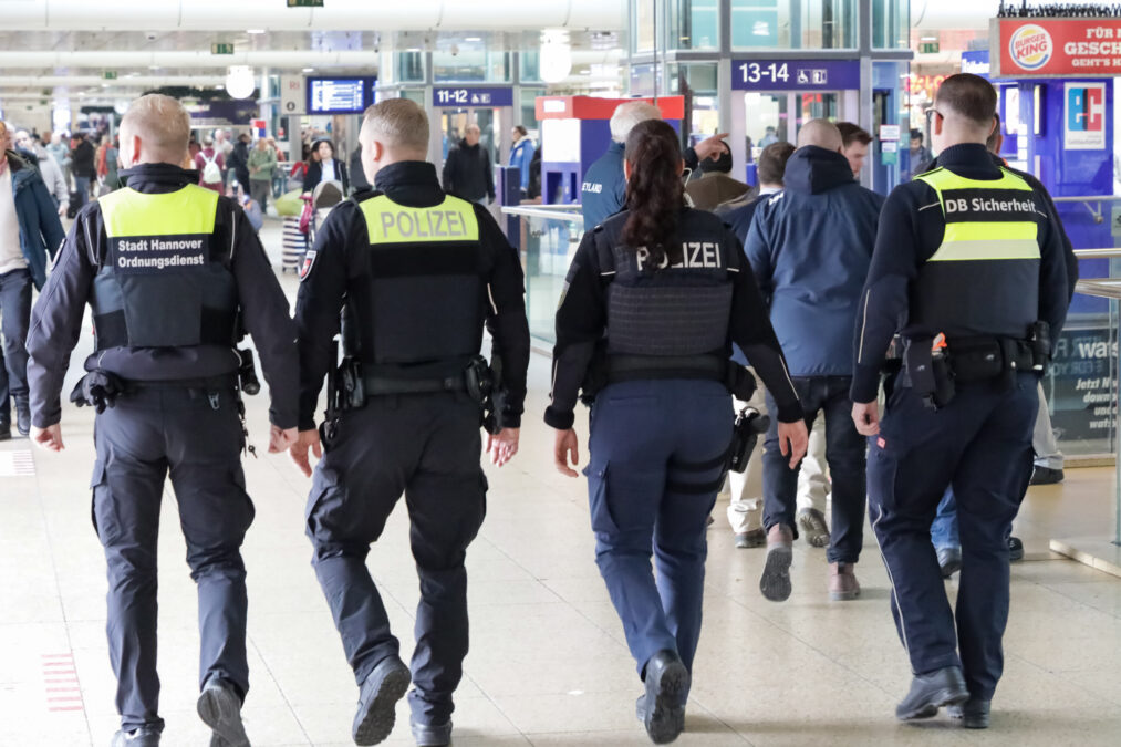 sicherheitskooperation am hauptbahnhof hannover zeigt wirkung „quattrostreife“ – bestehend aus bundespolizei, polizei, ordnungsdienst der stadt und db sicherheit.