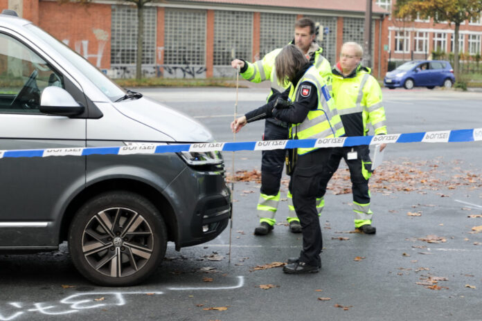 Schwerer Unfall an der Stadionbrücke: Eine Frau wurde von einem Auto erfasst und dabei lebensbedrohlich verletzt.