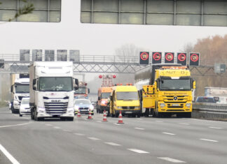 Schwerer Unfall auf der A2 bei Langenhagen: Polizei sucht Zeugen Unfall mit Reisebus auf der A2 bei Hannover.