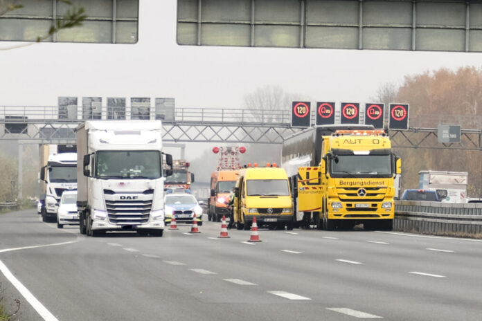 Unfall mit Reisebus auf der A2 bei Hannover.