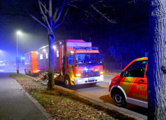 Großbrand an der Grundschule Beuthener Straße vollständig gelöscht Großbrand Grundschule Beuthener Straße