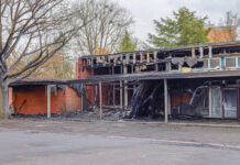 Brand an Grundschule Hannover: 13-Jähriger als Tatverdächtiger identifiziert Bei einer Besichtigung vor Ort mit Feuerwehrleitung, Oberbürgermeister und Dezernent sowie der Schulleitung wurde das Ausmaß der Gebäudeschäden nach dem Brand in der Beuthener Straße erst richtig sichtbar.