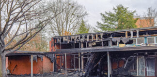 Bei einer Besichtigung vor Ort mit Feuerwehrleitung, Oberbürgermeister und Dezernent sowie der Schulleitung wurde das Ausmaß der Gebäudeschäden nach dem Brand in der Beuthener Straße erst richtig sichtbar.
