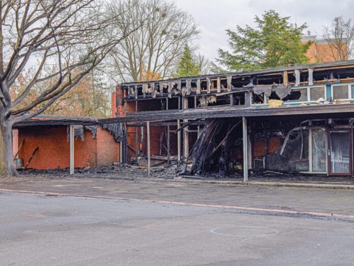 Hoher Gebäudeschaden nach Brand an Grundschule Bei einer Besichtigung vor Ort mit Feuerwehrleitung, Oberbürgermeister und Dezernent sowie der Schulleitung wurde das Ausmaß der Gebäudeschäden nach dem Brand in der Beuthener Straße erst richtig sichtbar.