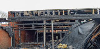 Bei einer Besichtigung vor Ort mit Feuerwehrleitung, Oberbürgermeister und Dezernent sowie der Schulleitung wurde das Ausmaß der Gebäudeschäden nach dem Brand in der Beuthener Straße erst richtig sichtbar.