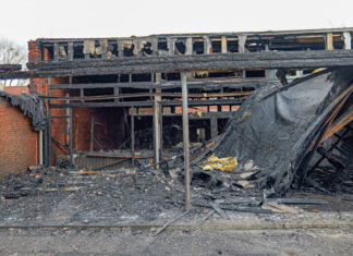 Brand an Schule in Hannover-Mittelfeld: Polizei ermittelt wegen vorsätzlicher Brandstiftung Bei einer Besichtigung vor Ort mit Feuerwehrleitung, Oberbürgermeister und Dezernent sowie der Schulleitung wurde das Ausmaß der Gebäudeschäden nach dem Brand in der Beuthener Straße erst richtig sichtbar.