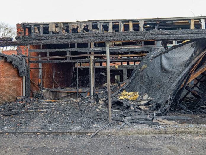 Bei einer Besichtigung vor Ort mit Feuerwehrleitung, Oberbürgermeister und Dezernent sowie der Schulleitung wurde das Ausmaß der Gebäudeschäden nach dem Brand in der Beuthener Straße erst richtig sichtbar.