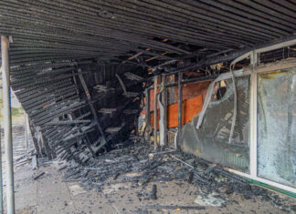 Großbrand an Grundschule: Stadt informiert über Schäden und weiteres Vorgehen Bei einer Besichtigung vor Ort mit Feuerwehrleitung, Oberbürgermeister und Dezernent sowie der Schulleitung wurde das Ausmaß der Gebäudeschäden nach dem Brand in der Beuthener Straße erst richtig sichtbar.