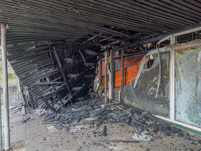 Bei einer Besichtigung vor Ort mit Feuerwehrleitung, Oberbürgermeister und Dezernent sowie der Schulleitung wurde das Ausmaß der Gebäudeschäden nach dem Brand in der Beuthener Straße erst richtig sichtbar.