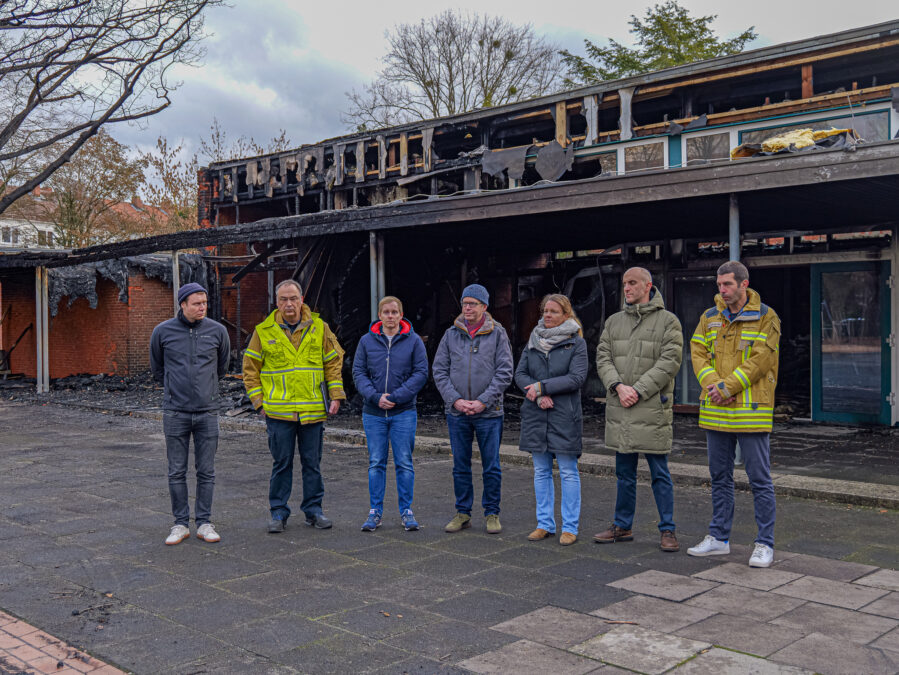 bei einer besichtigung vor ort mit feuerwehrleitung, oberbürgermeister und dezernent sowie der schulleitung wurde das ausmaß der gebäudeschäden nach dem brand in der beuthener straße erst richtig sichtbar.