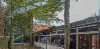 Bei einer Besichtigung vor Ort mit Feuerwehrleitung, Oberbürgermeister und Dezernent sowie der Schulleitung wurde das Ausmaß der Gebäudeschäden nach dem Brand in der Beuthener Straße erst richtig sichtbar.