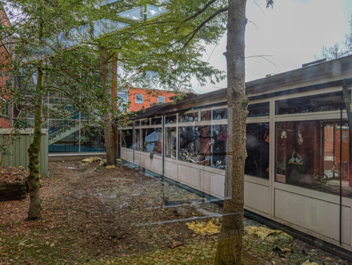 Hoher Gebäudeschaden nach Brand an Grundschule Bei einer Besichtigung vor Ort mit Feuerwehrleitung, Oberbürgermeister und Dezernent sowie der Schulleitung wurde das Ausmaß der Gebäudeschäden nach dem Brand in der Beuthener Straße erst richtig sichtbar.