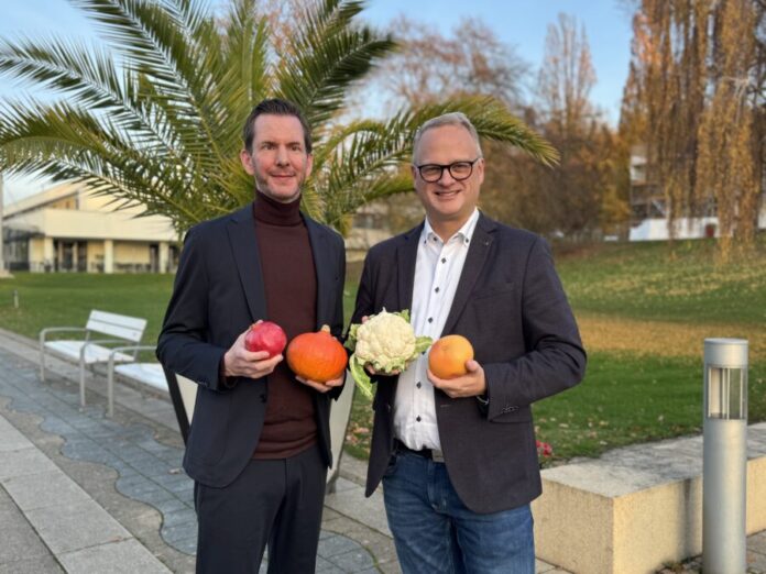 Der Vorstandsvorsitzende der BKK24 Jörg Nielaczny (links) und der Geschäftsführer der Landesgartenschau gGmbH Benjamin Lotz (rechts).