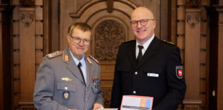 (v.l.n.r.): Oberst Heiko Thieser, Kommandeur der Schule für Feldjäger und Stabsdienst der Bundeswehr in Hannover, und Stefan Sengel, Polizeivizepräsident der Polizeidirektion Hannover, nach der Unterzeichnung der Kooperationsvereinbarung.
