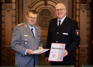 Polizeidirektion Hannover und Bundeswehr stärken Zusammenarbeit in Ausbildung und Training (v.l.n.r.): Oberst Heiko Thieser, Kommandeur der Schule für Feldjäger und Stabsdienst der Bundeswehr in Hannover, und Stefan Sengel, Polizeivizepräsident der Polizeidirektion Hannover, nach der Unterzeichnung der Kooperationsvereinbarung.