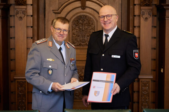 (v.l.n.r.): Oberst Heiko Thieser, Kommandeur der Schule für Feldjäger und Stabsdienst der Bundeswehr in Hannover, und Stefan Sengel, Polizeivizepräsident der Polizeidirektion Hannover, nach der Unterzeichnung der Kooperationsvereinbarung.