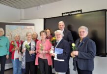 20 Jahre Heimatgruppe Langenhagen – Jubiläum würdigt gelebte Erinnerungskultur und Zusammenhalt Die Heimatgruppe dankte Mirko Heuer für das Grußwort zur Jubiläumsveranstaltung. Als Zeichen der Wertschätzung überreichte Heuer allen Mitgliedern Rathaus-Honig und Blumen.