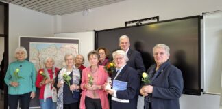 Die Heimatgruppe dankte Mirko Heuer für das Grußwort zur Jubiläumsveranstaltung. Als Zeichen der Wertschätzung überreichte Heuer allen Mitgliedern Rathaus-Honig und Blumen.