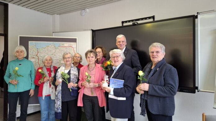 Die Heimatgruppe dankte Mirko Heuer für das Grußwort zur Jubiläumsveranstaltung. Als Zeichen der Wertschätzung überreichte Heuer allen Mitgliedern Rathaus-Honig und Blumen.