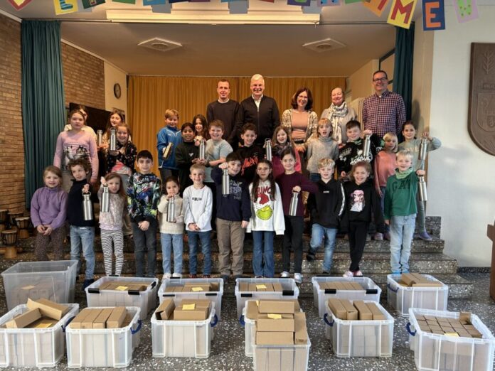 Startschuss für mehr Gesundheit und Umweltschutz: Neuer Trinkwasserspender an der Grundschule Engelbostel eingeweiht