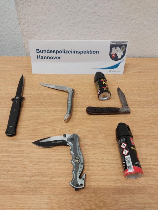 sichergestellte messer und tierabwehrsprays