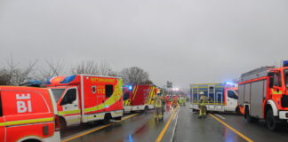 Zahlreiche Rettungswagen stehen auf der Autobahn 2 in Fahrtrichtung Hannover bereit, um die Verletzten in Krankenhäuser fahren zu können. Rund 70 Einsatzkräfte waren vor Ort.