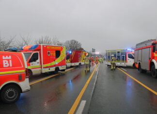 Vier Verletzte bei schwerem Verkehrsunfall auf der A2 bei Herford/Bad Salzuflen Zahlreiche Rettungswagen stehen auf der Autobahn 2 in Fahrtrichtung Hannover bereit, um die Verletzten in Krankenhäuser fahren zu können. Rund 70 Einsatzkräfte waren vor Ort.