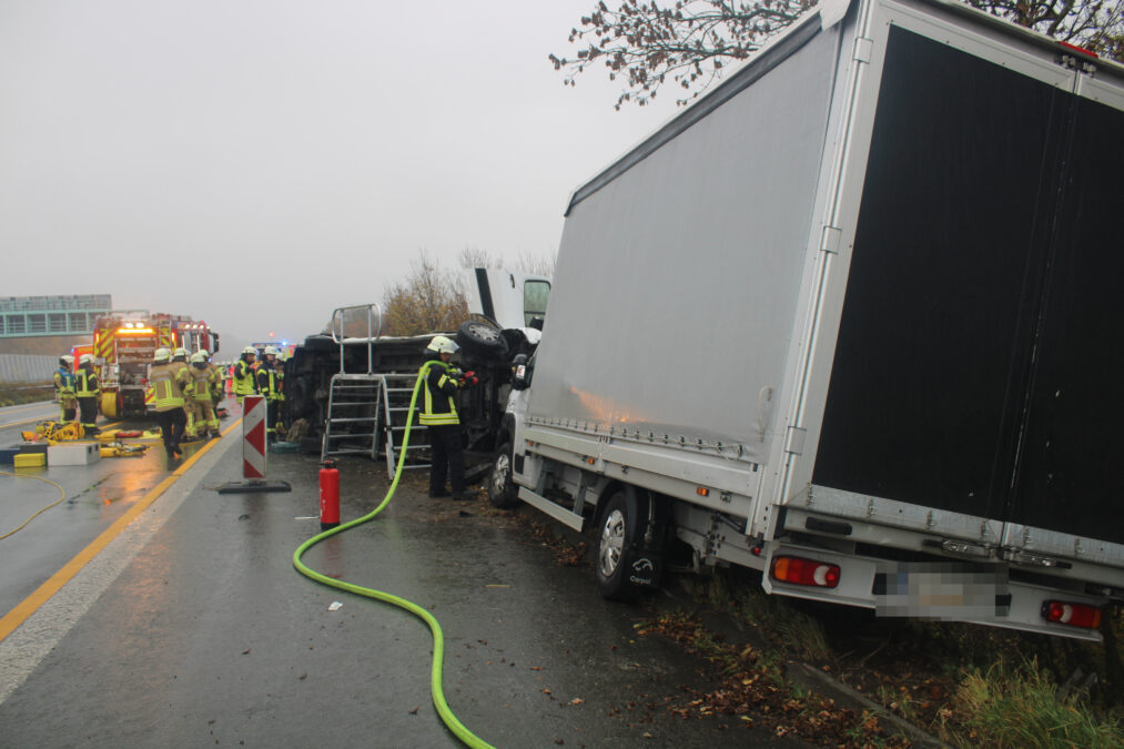 die feuerwehr bad salzuflen musste aus einem umgekippten mercedes sprinter zwei menschen befreien, die am sonntagmittag nach einem schweren verkehrsunfall auf der autobahn 2 eingeklemmt waren.