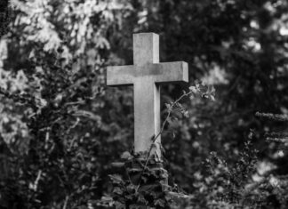 Volkstrauertag 2025 in Langenhagen: Gemeinsames Gedenken für Frieden und Versöhnung Kreuz / Friedhof / Trauer