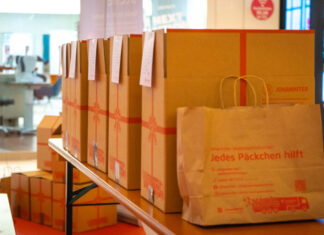 Langenhagen packt an: Weihnachtstrucker im CCL Weihnachtspakete packen im CCL.