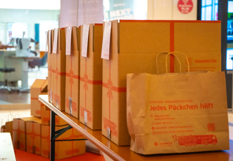start der johanniter-weihnachtstrucker: erste 136 hilfspakete für die ukraine gepackt packaktion im ccl in langenhagen.