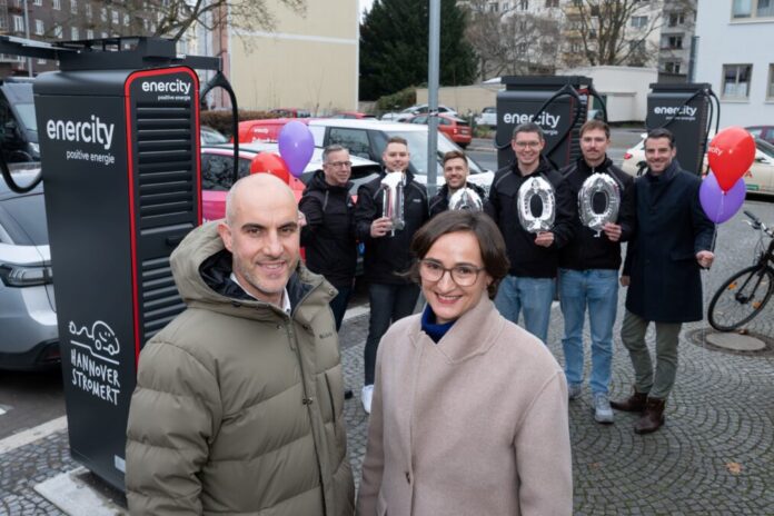 Hannovers Oberbürgermeister Belit Onay und enercity-CEO Aurélie Alemany bei der Präsentation des 1.000sten öffentlichen enercity-Ladepunkts in Hannover.