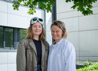 Wissenschaft trifft Kunst: Warum ist die Raumzeit krumm? Bringen Wissenschaft und Kunst zusammen: Physikerin Lea Richtmann (r.) und Künstlerin Miriam Ebbing